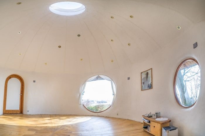 Inside Shunya meditation hut / room osho Risk
